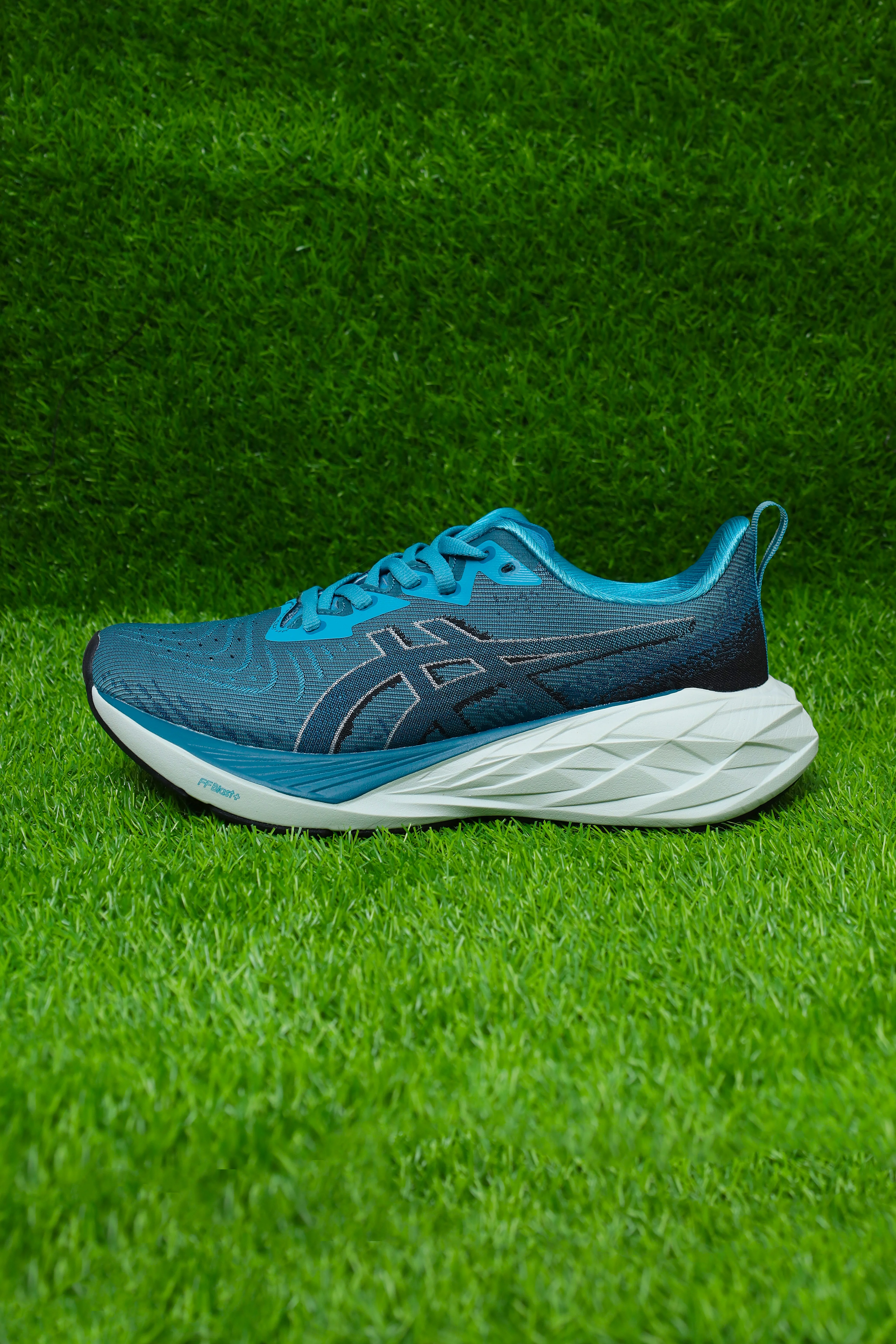 ASICS Novablast 4 - Image 2
